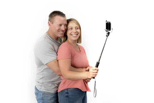 若い美しい幸せと魅力的なロマンチックなカップル夫と妻またはガール フレンドと selfie を取って彼氏と棒でのセルフ ポートレート写真 — ストック写真