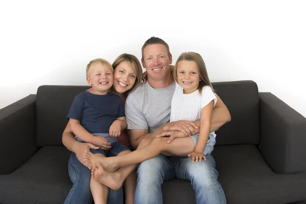 Young attractive and happy couple posing sitting at home sofa co — Stock Photo, Image