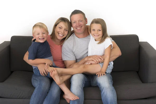 Junge attraktive und glückliche Paar posiert sitzend zu Hause Sofa co — Stockfoto