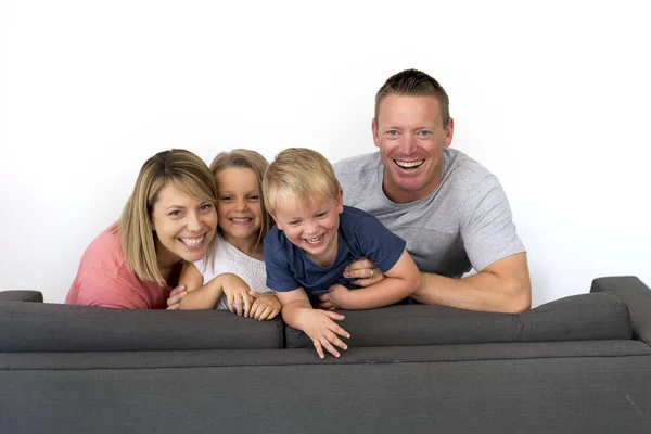 Young attractive and happy couple posing sitting at home sofa co — Stock Photo, Image