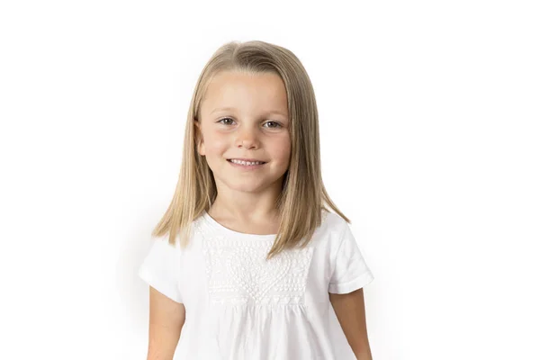 Retrato de foto de la cabeza de dulce y hermosa niña de 7 años con el pelo rubio sonriendo feliz posando aislado sobre fondo blanco — Foto de Stock