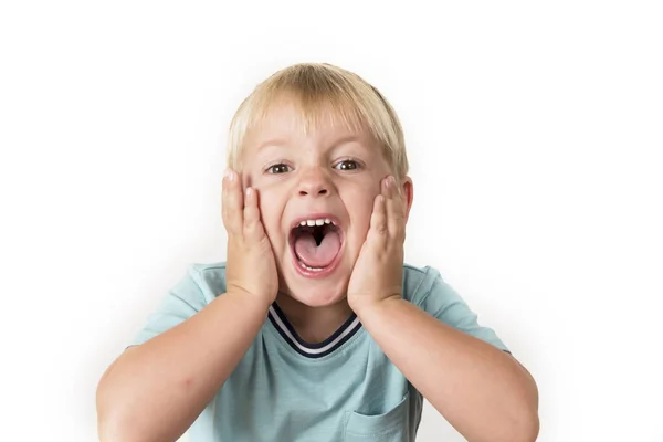 Portret van 3 jaar oude kleine blonde jongen met mond open schreeuwen verrast of bang zijn hoofd te houden met zijn kleine handen geïsoleerd op wit — Stockfoto