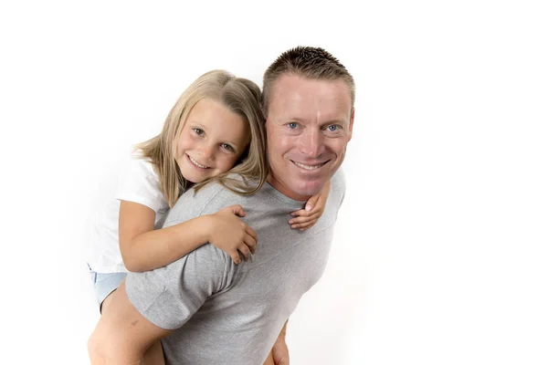 Jovem atraente e atlético pai carregando em suas costas jovem bela e loira filha se divertindo juntos posando isolado no branco — Fotografia de Stock