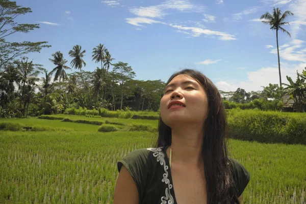 Fiatal gyönyörű ázsiai kínai turista dzsungelben és a rizs mező pad vidék Bali Indonézia nyugodt és boldog élvezi üdülés utazás — Stock Fotó