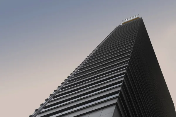 Krásné malebné výhledy centrální obchodní čtvrti hotel stavební blok z ulice na úhlové objektiv za západu slunce obloha — Stock fotografie