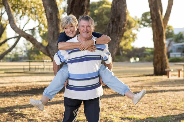 Retrato de americano senior hermosa y feliz pareja madura ar — Foto de Stock