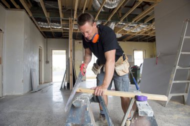 Endüstriyel inşaat iş kavramı kesme ahşap manuel çalışma çekici ve kendinden emin Oluşturucu marangoz veya Oluşturucu adam gördüm