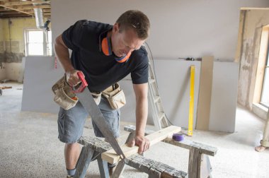 Endüstriyel inşaat iş kavramı kesme ahşap manuel çalışma çekici ve kendinden emin Oluşturucu marangoz veya Oluşturucu adam gördüm