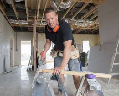 Endüstriyel inşaat iş kavramı kesme ahşap manuel çalışma çekici ve kendinden emin Oluşturucu marangoz veya Oluşturucu adam gördüm