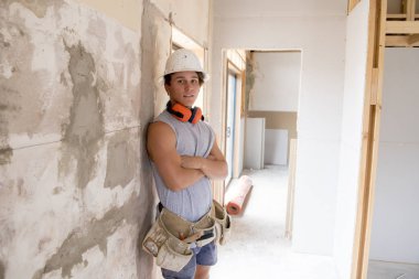 öğrenme ve endüstriyel yenileme sitesi mavi yakalı kavramı çalışan genç çekici ve kendinden emin Oluşturucusu ve Kurucu iş stajyer