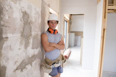 öğrenme ve endüstriyel yenileme sitesi mavi yakalı kavramı çalışan genç çekici ve kendinden emin Oluşturucusu ve Kurucu iş stajyer