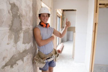 öğrenme ve endüstriyel yenileme sitesi mavi yakalı kavramı çalışan genç çekici ve kendinden emin Oluşturucusu ve Kurucu iş stajyer