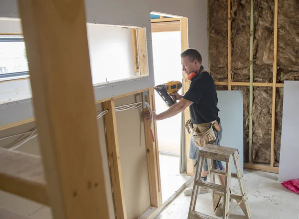 Attrayant et confiant constructeur charpentier ou constructeur homme de travail du bois avec perceuse électrique sur le chantier de construction industrielle — Photo