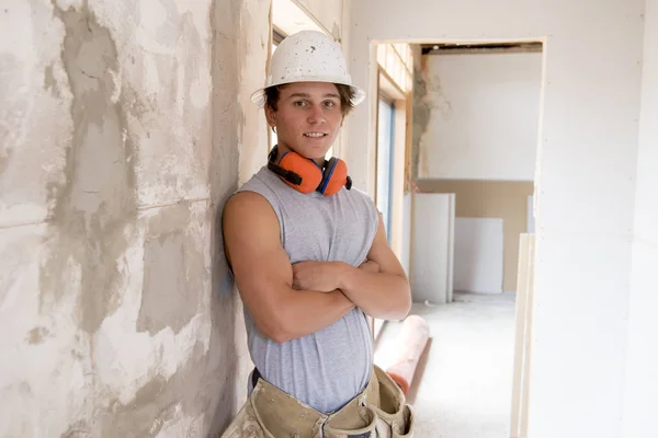 Jeune constructeur attrayant et confiant emploi stagiaire apprentissage et travail au chantier de rénovation industrielle concept col bleu — Photo