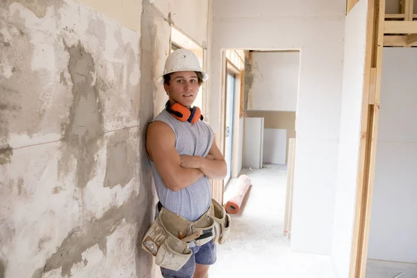 öğrenme ve endüstriyel yenileme sitesi mavi yakalı kavramı çalışan genç çekici ve kendinden emin Oluşturucusu ve Kurucu iş stajyer