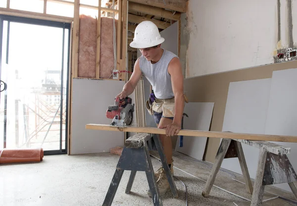 koruyucu kask öğrenme endüstriyel atölye sitesinde çalışma giymiş onun 20'li yaşlarda genç Oluşturucu sanayi stajyer adam 