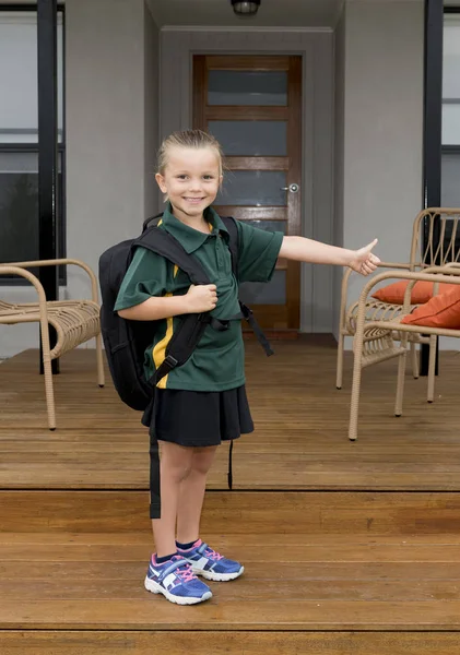 Öğrenci üniforma schoolgirl ve çocuk eğitim kavramı okul sırt çantası taşıyan kadar mutlu veren başparmak gülümseyen kadın çocuk — Stok fotoğraf