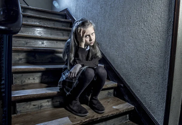 7 of 8 jaar oude triest depressief en bang schoolmeisje zittend op trap wanhopig en bang lijden van pesterij en intimidatie op school — Stockfoto