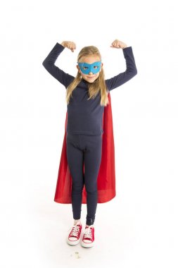 7 veya 8 yaşında genç kadın kız öğrenci çocuk süper kahraman kostümü yerine mutlu ve heyecanlı beyaz arka plan üzerinde izole 