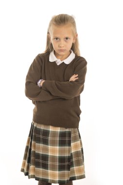 7 veya 8 yaşında üzgün ve sinirli kız öğrenci kadın çocuk zorbalık veya beyaz arka plan üzerinde izole Okulu sevmeme acı üniformalı 