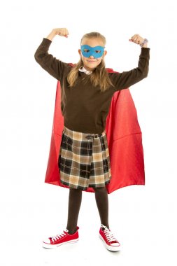 7 veya 8 yaşında genç kadın çocuk süper kahraman kostümü Tekdüzen mutlu ve heyecanlı performans beyaz arka plan üzerinde izole okul üzerinde 