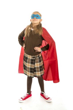 7 veya 8 yaşında genç kadın çocuk süper kahraman kostümü Tekdüzen mutlu ve heyecanlı performans beyaz arka plan üzerinde izole okul üzerinde 