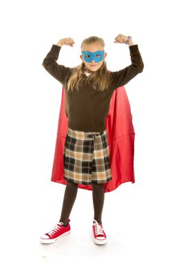 7 veya 8 yaşında genç kadın çocuk süper kahraman kostümü Tekdüzen mutlu ve heyecanlı performans beyaz arka plan üzerinde izole okul üzerinde 