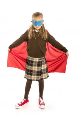 7 veya 8 yaşında genç kadın çocuk süper kahraman kostümü Tekdüzen mutlu ve heyecanlı performans beyaz arka plan üzerinde izole okul üzerinde 