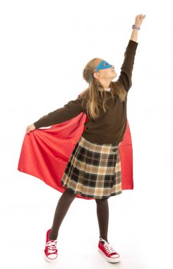 7 veya 8 yaşında genç kadın çocuk süper kahraman kostümü Tekdüzen mutlu ve heyecanlı performans beyaz arka plan üzerinde izole okul üzerinde 