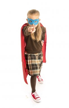 7 veya 8 yaşında genç kadın çocuk süper kahraman kostümü Tekdüzen mutlu ve heyecanlı performans beyaz arka plan üzerinde izole okul üzerinde 