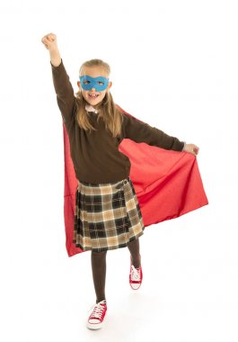 7 veya 8 yaşında genç kadın çocuk süper kahraman kostümü Tekdüzen mutlu ve heyecanlı performans beyaz arka plan üzerinde izole okul üzerinde 