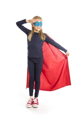 7 veya 8 yaşında genç kadın kız öğrenci çocuk süper kahraman kostümü yerine mutlu ve heyecanlı beyaz arka plan üzerinde izole 