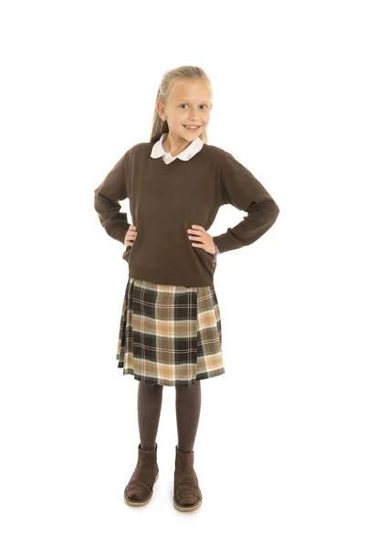 Retrato de 7 u 8 años hermosa y feliz colegiala niña en uniforme escolar sonriente alegre aislado sobre fondo blanco en la educación de los niños —  Fotos de Stock
