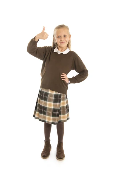 Retrato de 7 u 8 años hermosa y feliz colegiala niña en uniforme escolar sonriente alegre aislado sobre fondo blanco en la educación de los niños — Foto de Stock