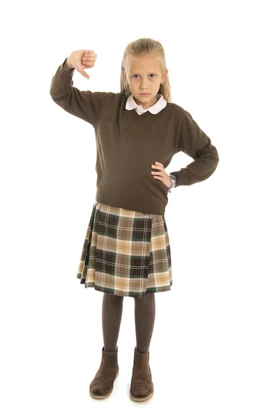 7 of 8 jaar oud triest en gefrustreerd schoolmeisje vrouwelijke kind in uniform lijden pesten of afkeer school geïsoleerd op witte achtergrond — Stockfoto