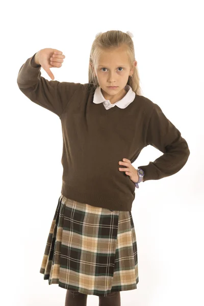 7 ou 8 anos de idade triste e frustrado estudante criança do sexo feminino no uniforme sofrendo bullying ou não gostando da escola isolada em fundo branco — Fotografia de Stock