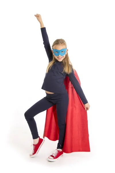 7 u 8 años de edad niña colegiala joven en traje de superhéroe realizar feliz y emocionado aislado sobre fondo blanco — Foto de Stock