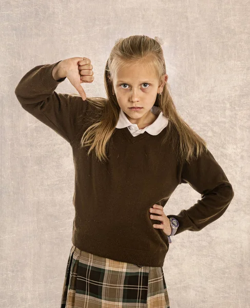 7 o 8 anni triste e frustrato studentessa bambino in uniforme che soffre bullismo o antipatia scuola isolata su sfondo bianco — Foto Stock