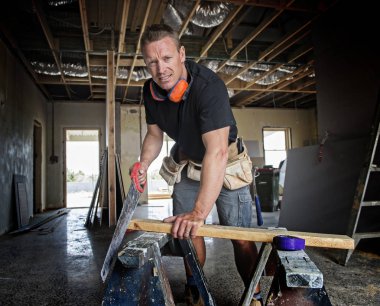 Endüstriyel inşaat alanında el ile kesme ahşap çalışma çekici ve kendinden emin Oluşturucu marangoz veya Oluşturucu adam gördüm