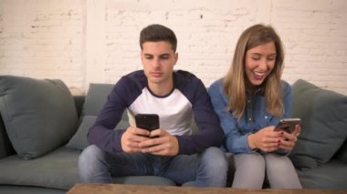 internet sosyal medya mesaj cep telefonu evde birbirimizi görmezden kullanarak genç güzel çift bardak Kaydırma koltuk kanepe ilişki incommunication, tarihi apps bağımlılığı ve internet bağımlısı kavramı