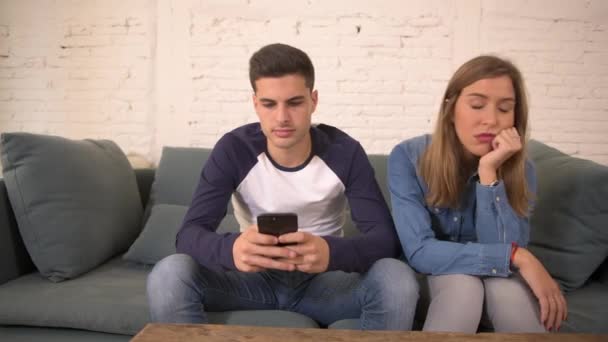 Panning Tiro Jovem Usando Mídias Sociais Telefone Celular Ignorando Sua — Vídeo de Stock