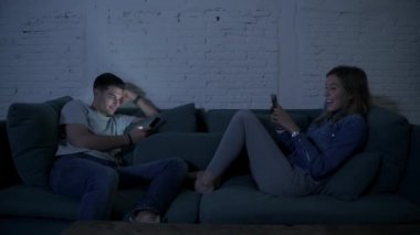 Ne zaman o bir telefon alır ve mutlu ve heyecanlı, bir video kıskanç ve huysuz erkek başlangıç alır, genç adam cep telefonuyla fotoğrafını kaydırma kanepe kız arkadaşı ile rahat