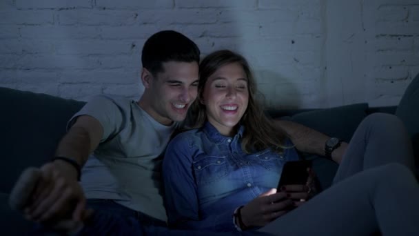 Jovem Casal Feliz Romântico Seus Anos Usando Juntos Telefone Celular — Vídeo de Stock