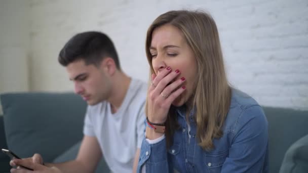 Lateral Pan Shot Pasangan Muda Sofa Rumah Dengan Pacar Berkonsentrasi — Stok Video