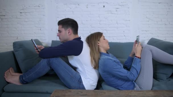 Arka Arkaya Oturan Genç Çekici Çift Cep Telefonuyla Mutlu Bir — Stok video