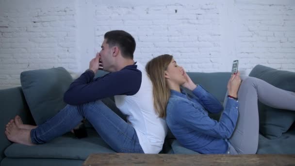 Pareja Joven Sus Años Utilizando Teléfono Móvil Cansado Ignorándose Uno — Vídeo de stock