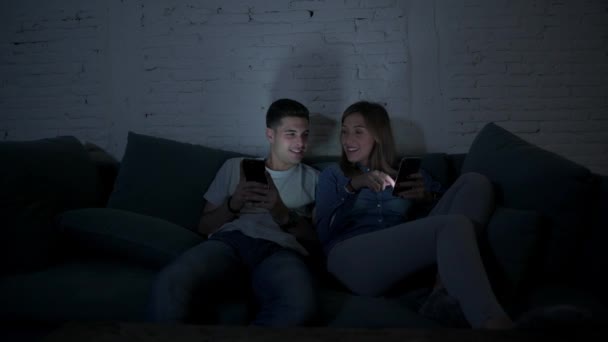Jovem Casal Feliz Romântico Seus Anos Usando Juntos Telefone Móvel — Vídeo de Stock