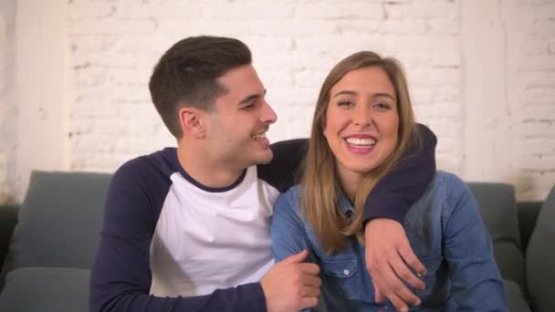 Plan Panoramique Latéral Jeune Couple Romantique Caucasien Heureux Attrayant Sortir — Video