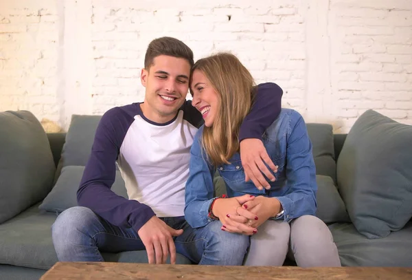 Junges schönes Paar Teenager oder 20er Jahre romantische Freundin und verliebter Freund lächelnd glücklich kuscheln auf dem heimischen Sofa Couch im romantischen Dating — Stockfoto