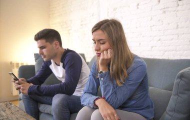 genç çekici çift ilişki sorunu Internet cep telefonu bağımlılığı erkek üzgün görmezden ihmal ve kız arkadaşı bıkkın 
